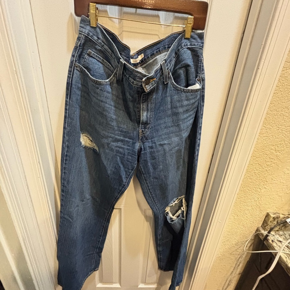 Like New Levi’s ‘94 Baggy Boot Cut Size 31 medium wash distressed jeans